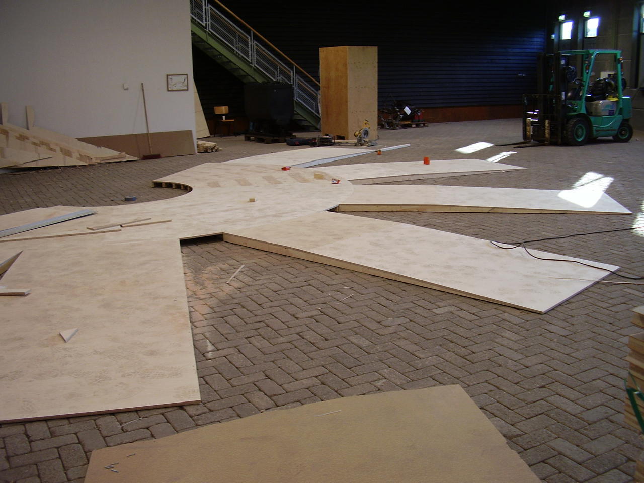 Opbouwen tentoonstelling in spoorwegmuseum. Aannemer Urbanizer